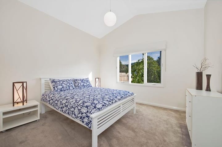 Chambre principale avec salle de bain attenante.