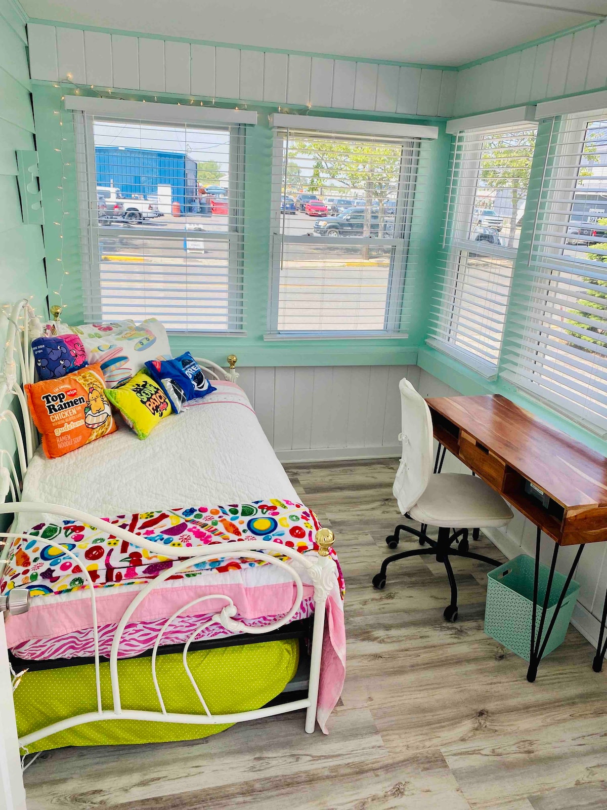 Dormitorio/oficina… La cama nido se retira a dos camas individuales. Hay un escritorio y una silla de oficina, la habitación tiene puerta de madera maciza para la privacidad, la casa tiene wifi de alta velocidad. 