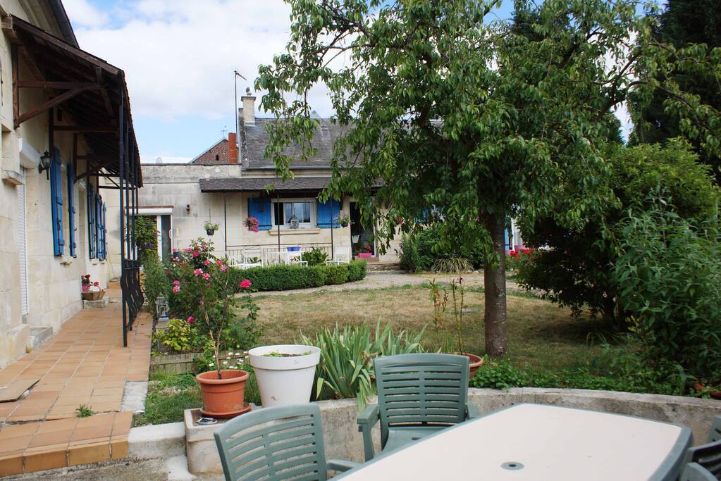 La façade et les espaces détentes