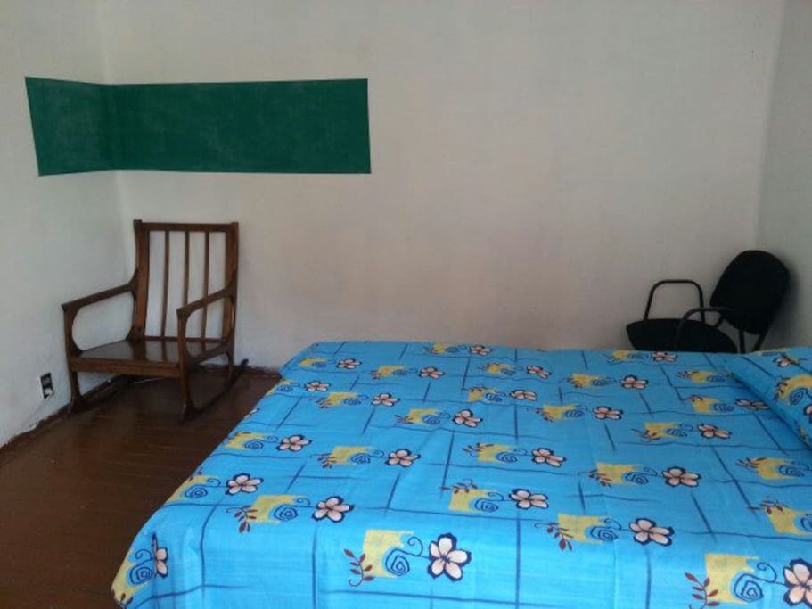 LA cama es matrimonial y aparte tiene un buen espacio.
