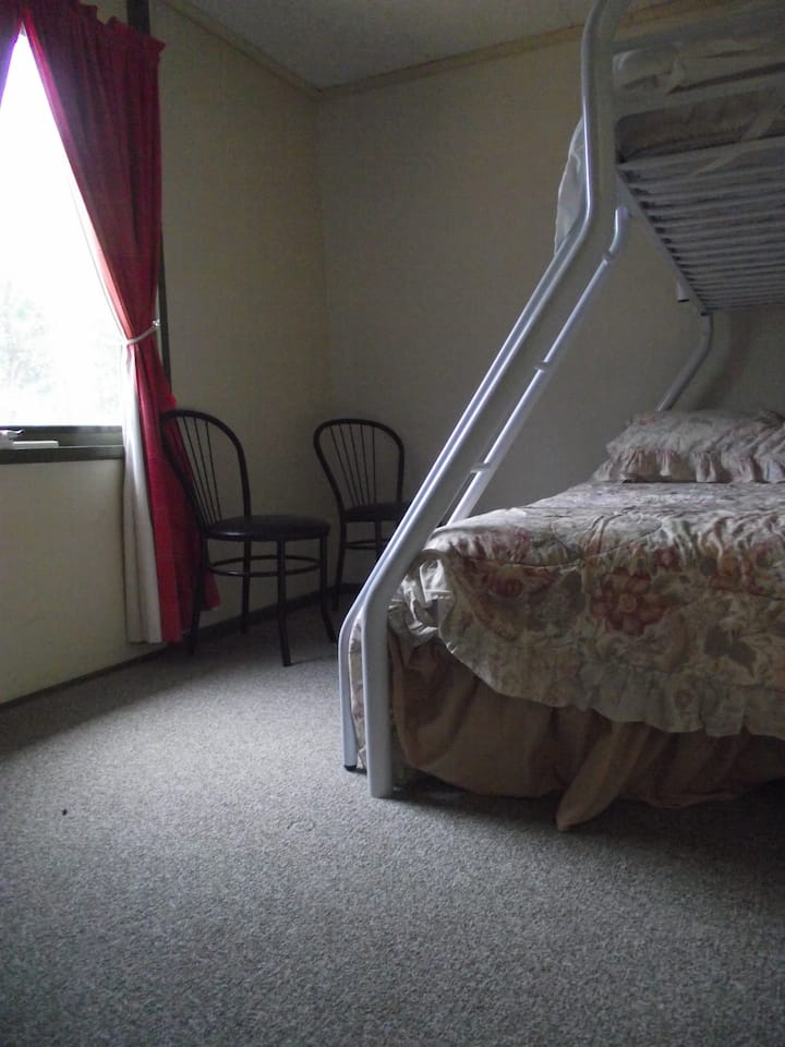 Tweede slaapkamer (tweepersoonsbed - klik)