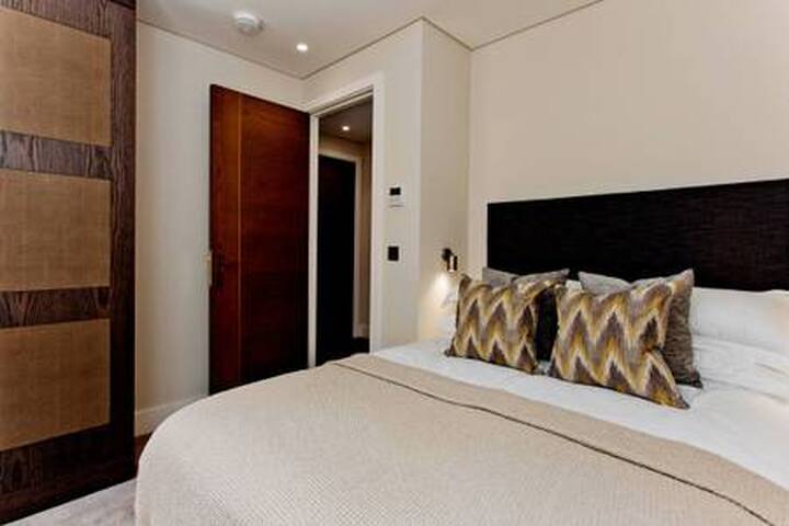 Stunning 2 bed/bath with concierge, AC and lift gallery image 3