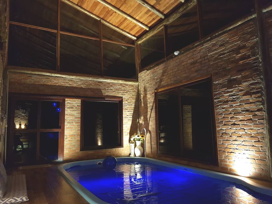 Visão noturna da piscina