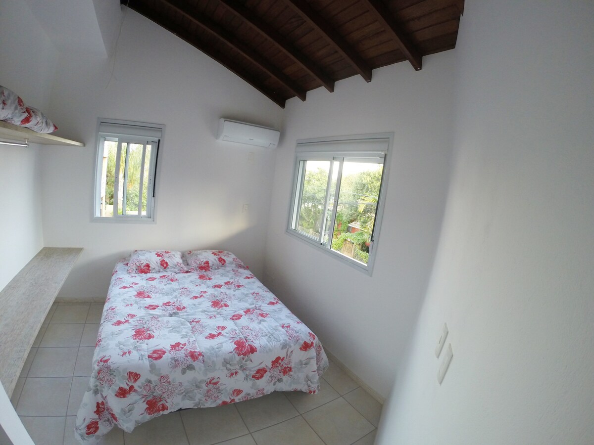 غرفة النوم 03 - الطابق الثاني - مكيف هواء - سرير مزدوج - خزانة ملابس مفتوحة مع شماعة. 