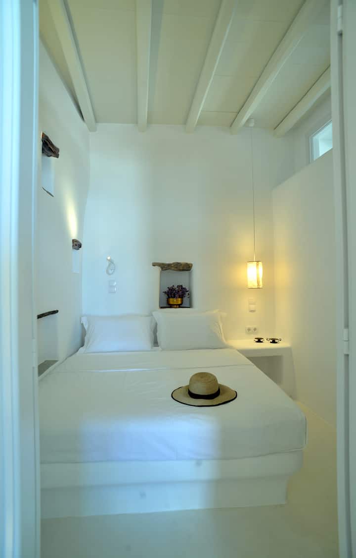 Segundo dormitorio con cama doble, espacio en el armario.