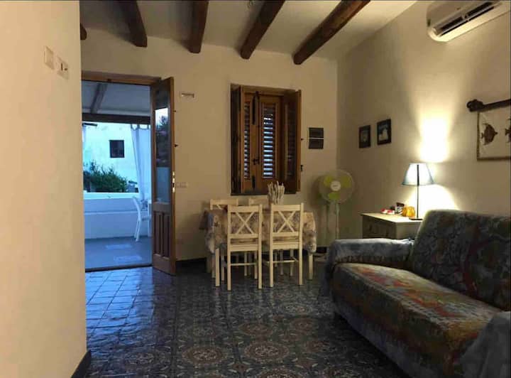 La sala de estar con cocina americana abierta y sofá cama doble 