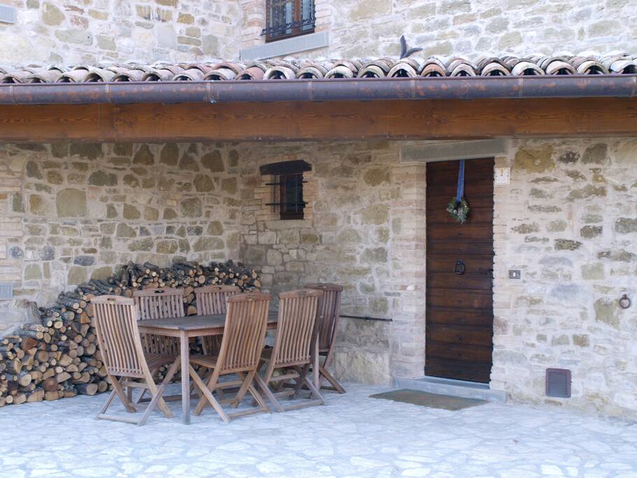 L'ingresso dell'appartamento con tavolo e sedie da giardino