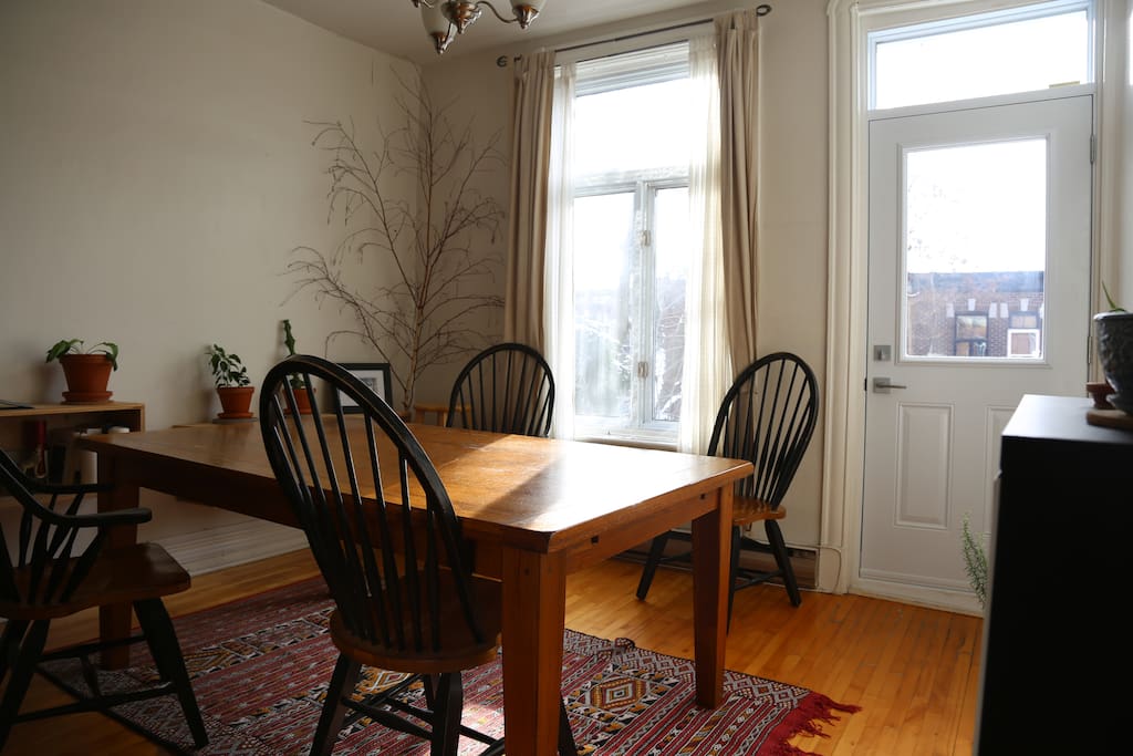 Salle à manger avec grande table pouvant accueillir facilement 8 personnes. Très ensoleillé en après-midi.