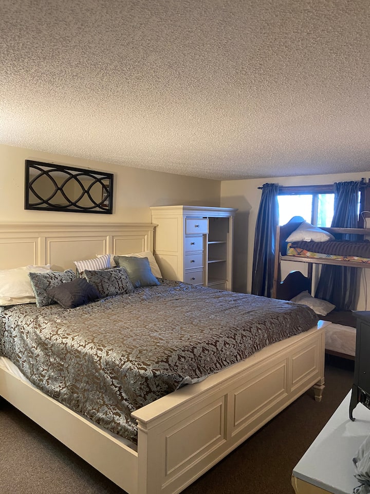 DHOMË GJUMI KRYESORE ME KREVAT DOPIO "KING" DHE KREVATE MARINARI