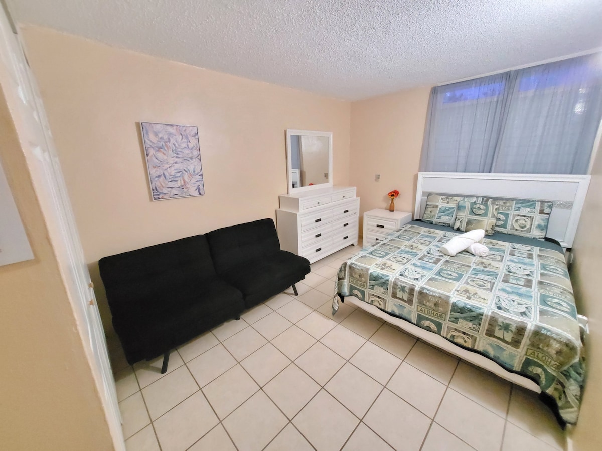 ห้องนอนใหญ่เตียงควีนไซส์โซฟาเบด