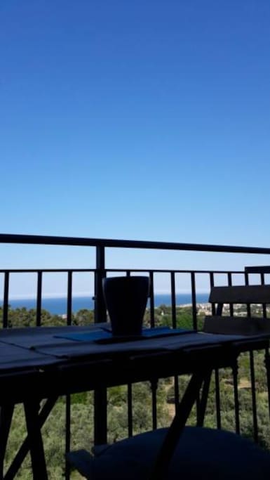Un balcone dal quale ammirare il mare sorseggiando un drink