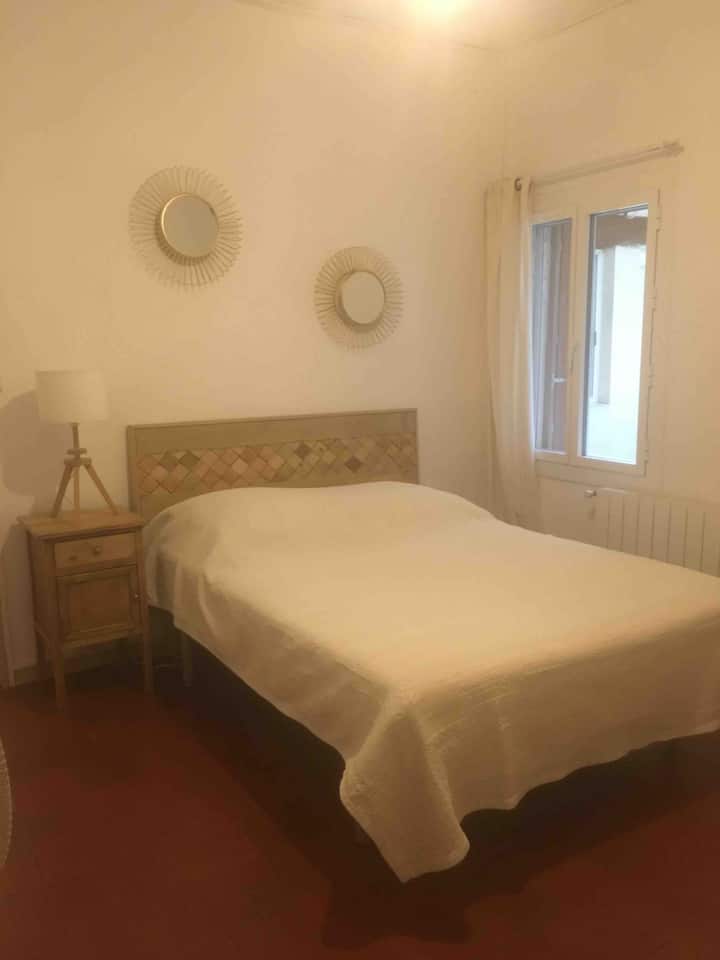 Ფართო ოთახი გარდერობითა და სამუშაო მაგიდით.