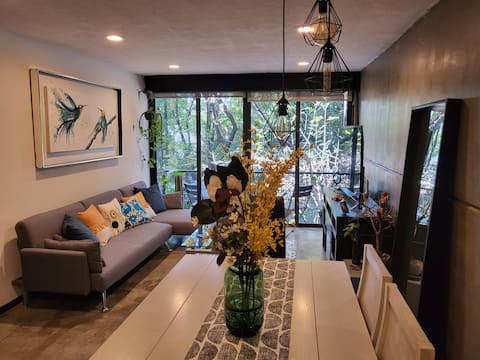 Popular Airbnb listing: Cozy Contemporary Condesa Condo in Cuauhtémoc