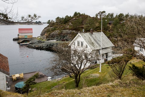 Charming and authentic  place by the sea