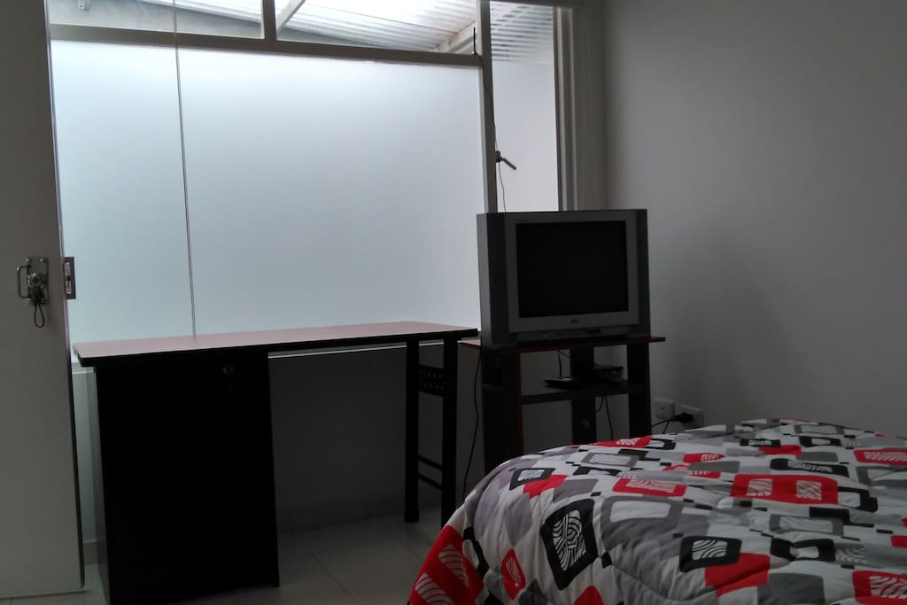 Tiene buena luz dia, TV, escritorio