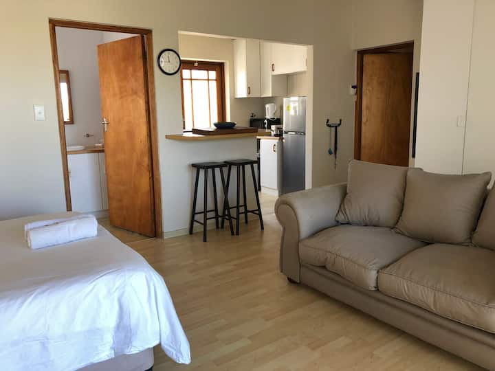 סטודיו עצמאי עם חדר רחצה ומטבחון צמודים