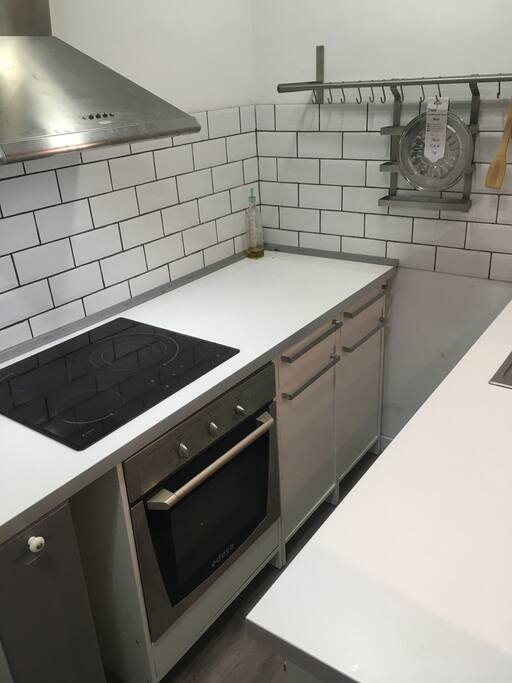 cocina con horno, refrigeradora, etc.