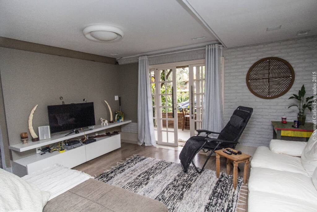 Sala confortável com 2 sofás cama e cadeira reclinável e massageadora.
