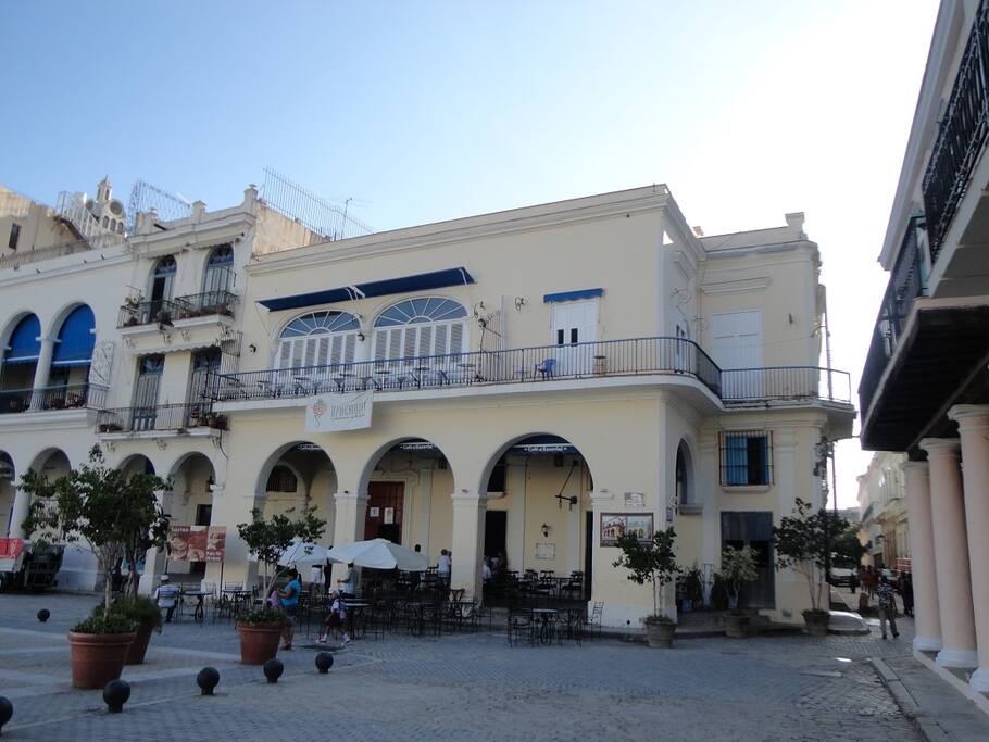 Vista exterior del edificio/ exterior view of the building