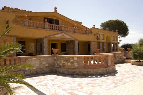 Villa Domus with swimming pool and tennis court