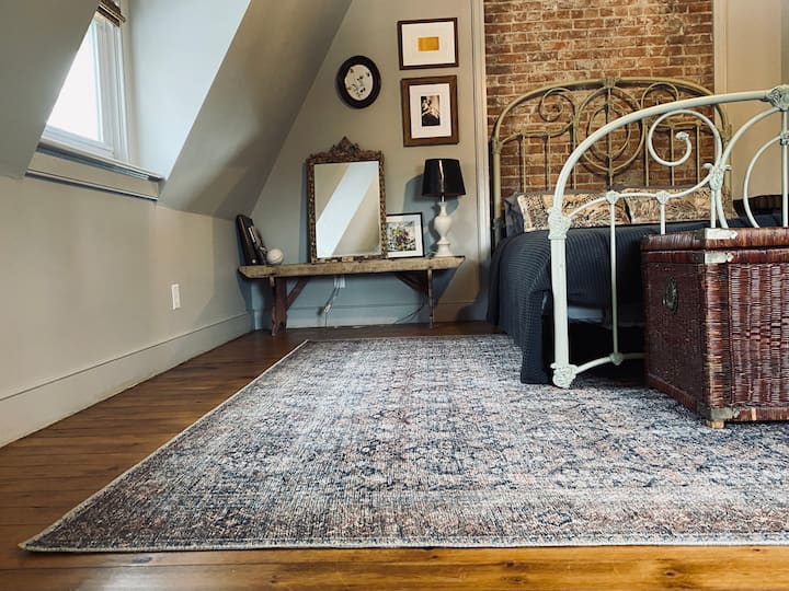 Šedá spálňa má manželskú posteľ s veľmi dobrým matracom z Dreamcloudu. K dispozícii sú 4 vankúše - 2 mäkšie vankúše a 2 pevné vankúše. Po každom hosťovi vymieňame obliečku na paplón. Preto nemáme plochú plachtu. 