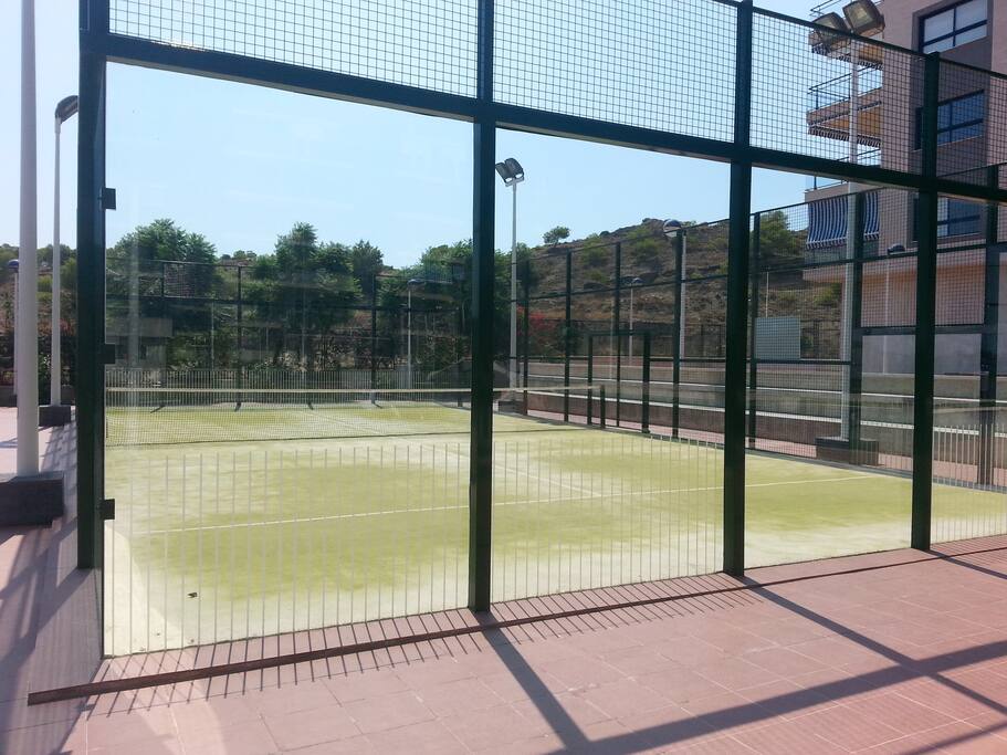 Pista de paddel privada gratuita, puede utilizarse cuando se desee disponiendo de luces si se desea jugar de noche