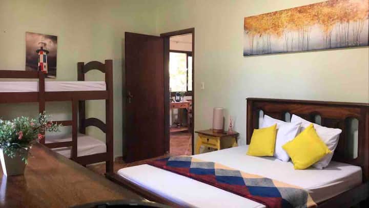 ห้องพักในบ้านหลักเรามีเตียงคู่และเตียงสองชั้น