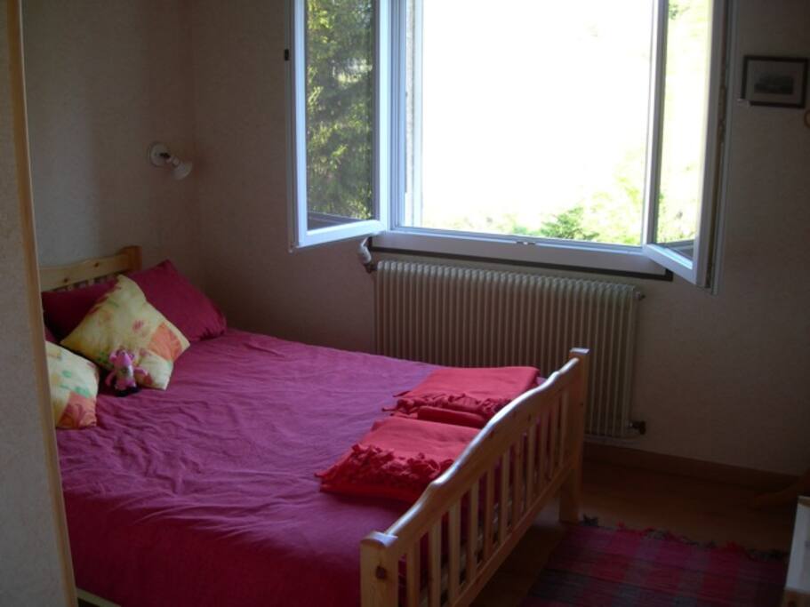 One of the two doubles. A l'etage, la chambre 'Obiou'.