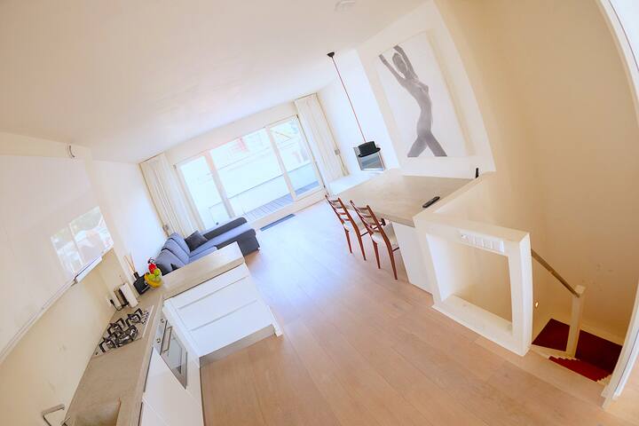 NEW Sunny Spacious City Centre Top Floor Apartment gallery image 2