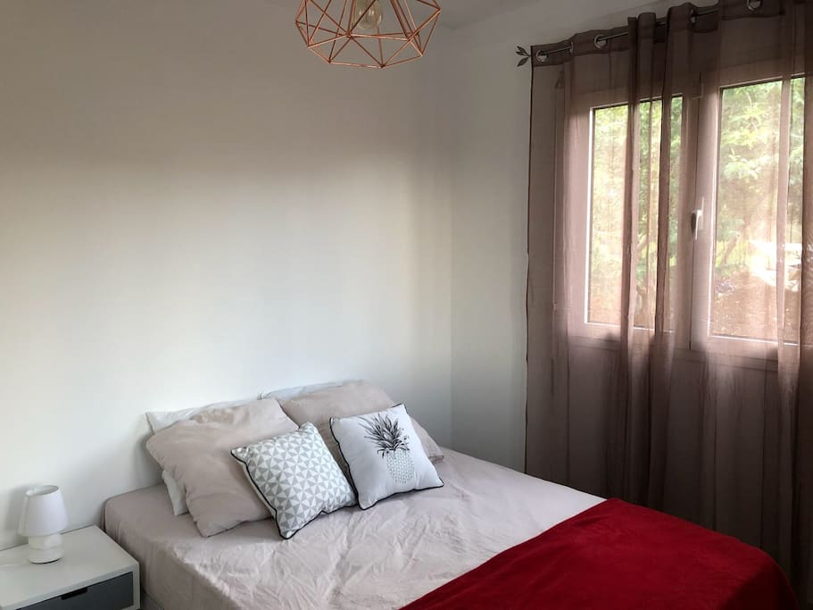 Chambre 1, avec vue sur la piscine