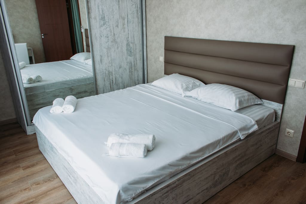 Отдельная спальня с вместительным шкафом и столиком.
Separate bedroom with spacious