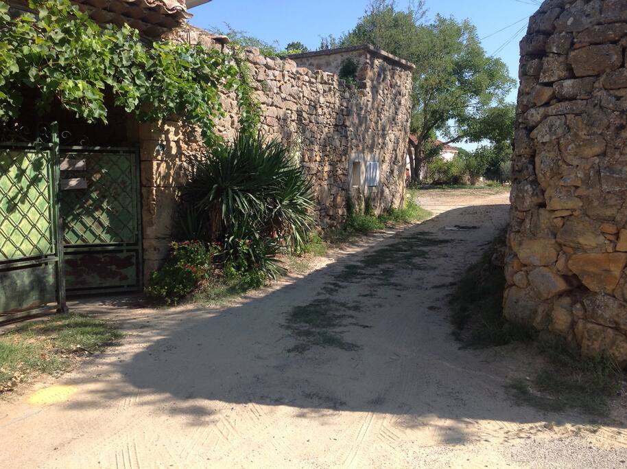 This is Chemin du Plan. Peaceful.
Voilà le Chemin du Plan. Tranquil.