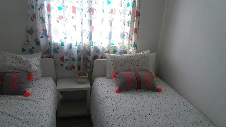 Habitación con 2 camas individuales para adultos (dimensiones: 90*200 cm).