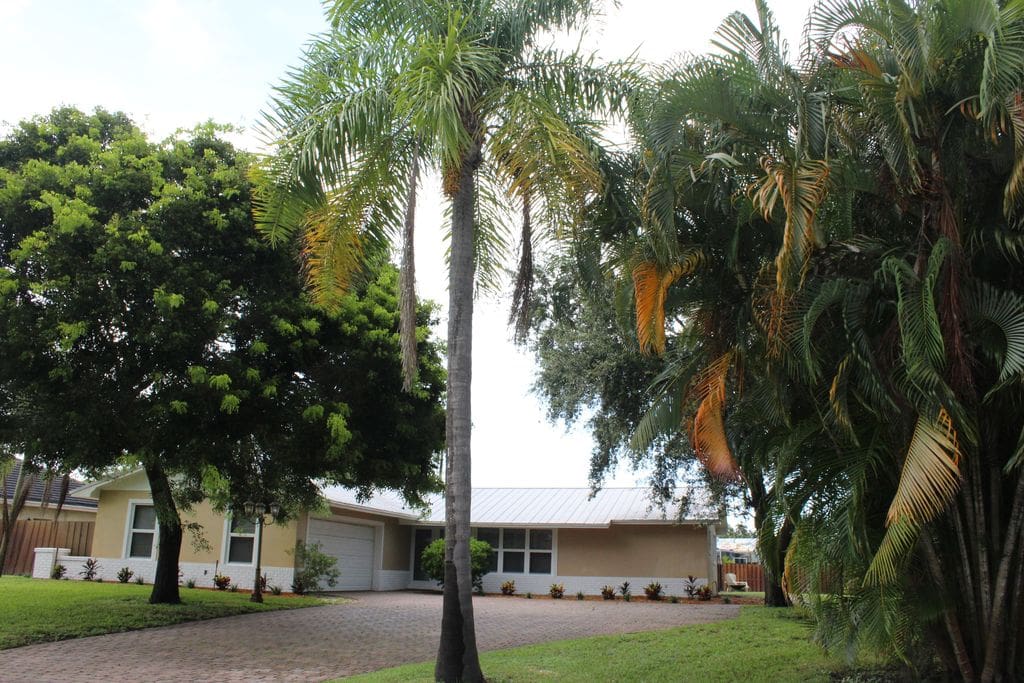 Front of the house, large driveway