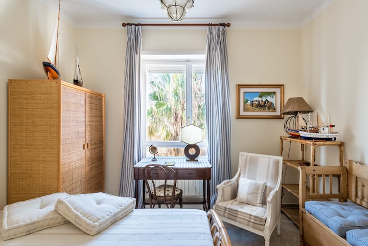 חדר עם מיטה זוגית