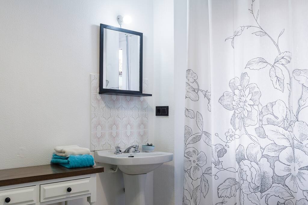 Lavabo dentro de la habitación.