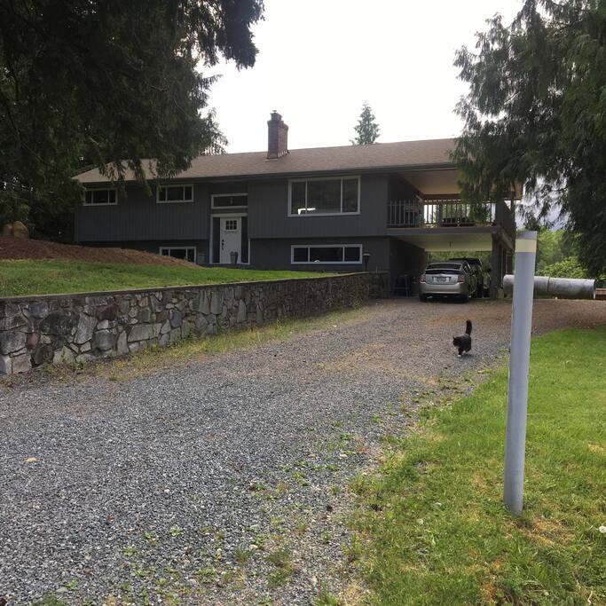 Well maintained home comes complete with the sound of horse whinnies!