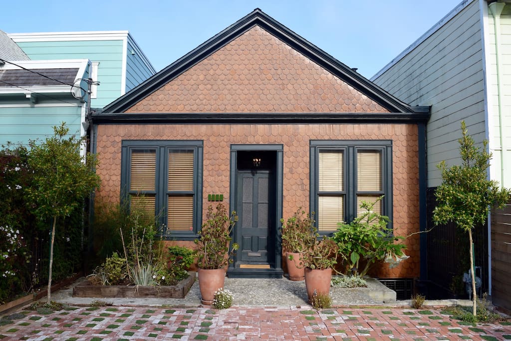 Fully Remodeled Victorian Cottage with Lower Level Apartment