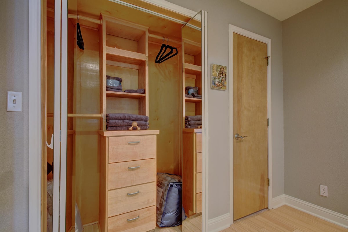 LOCATION & LUXURY - walk to downtown & Whole Foods