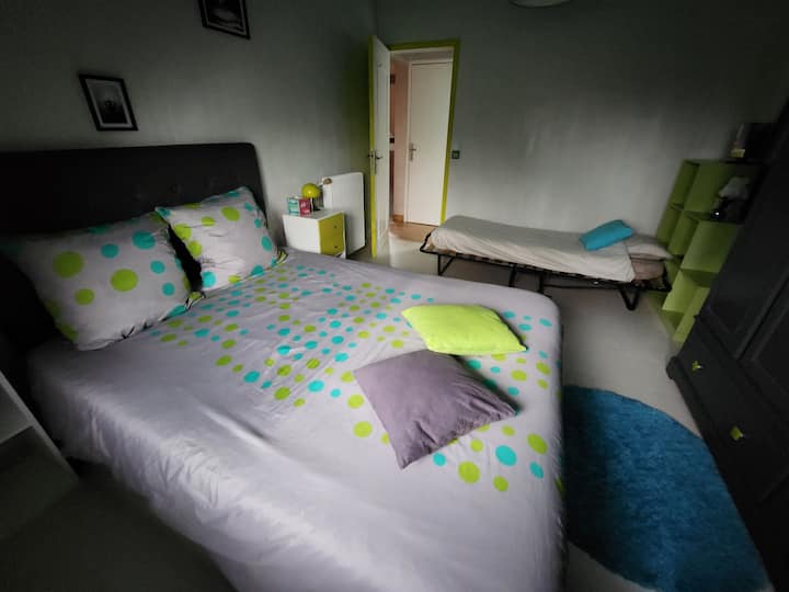 Chumba cha kulala 5 ghorofani ( picha 1)
Kitanda cha watu wawili cha 140x200 na kitanda kimoja cha 90x190
Kabati lenye viango na rafu 