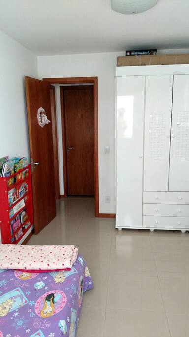 Quarto com armário e ar-condicionado split. Possibilidade de colchão de ar. Caso seja a vontade, será possível guardar os brinquedos.