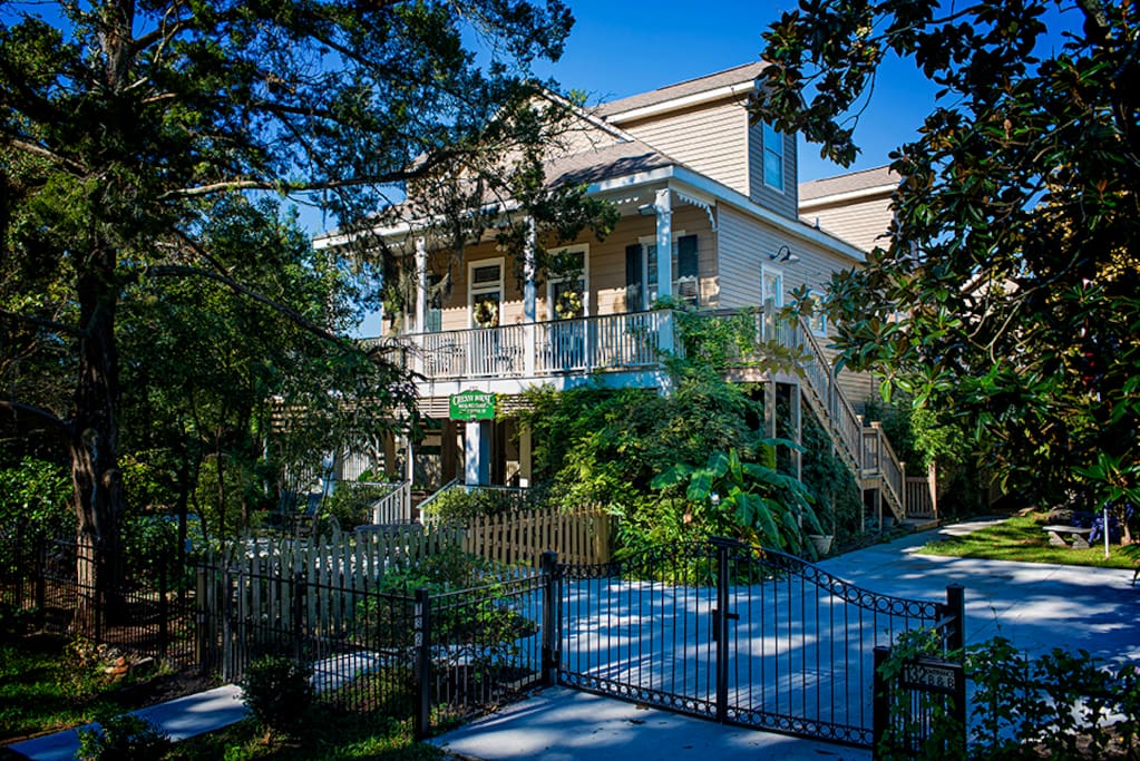 Azalea Bedroom Suite Bed and breakfasts for Rent in Mandeville