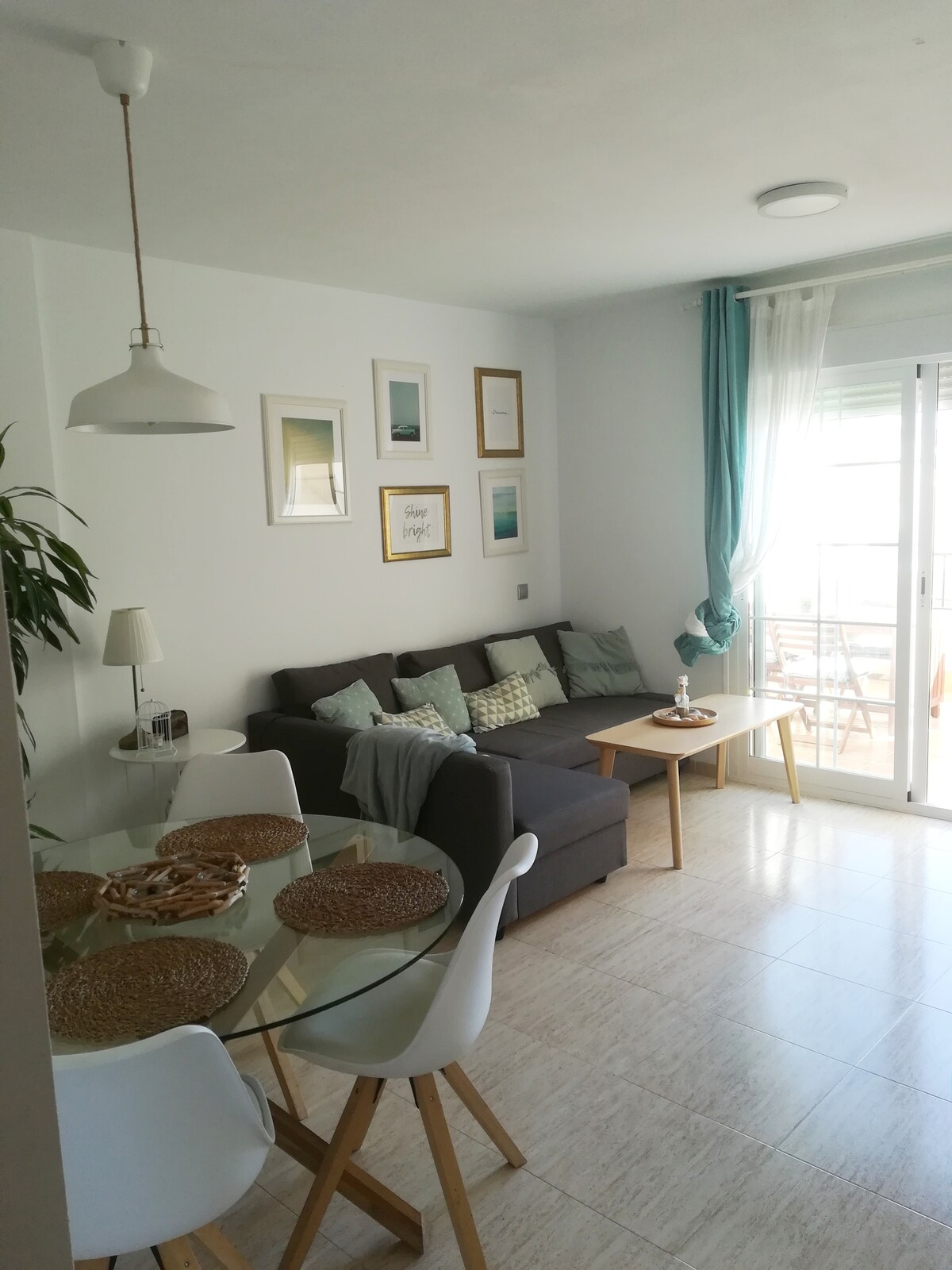 Amplio salón comedor con sofá cama para dos personas