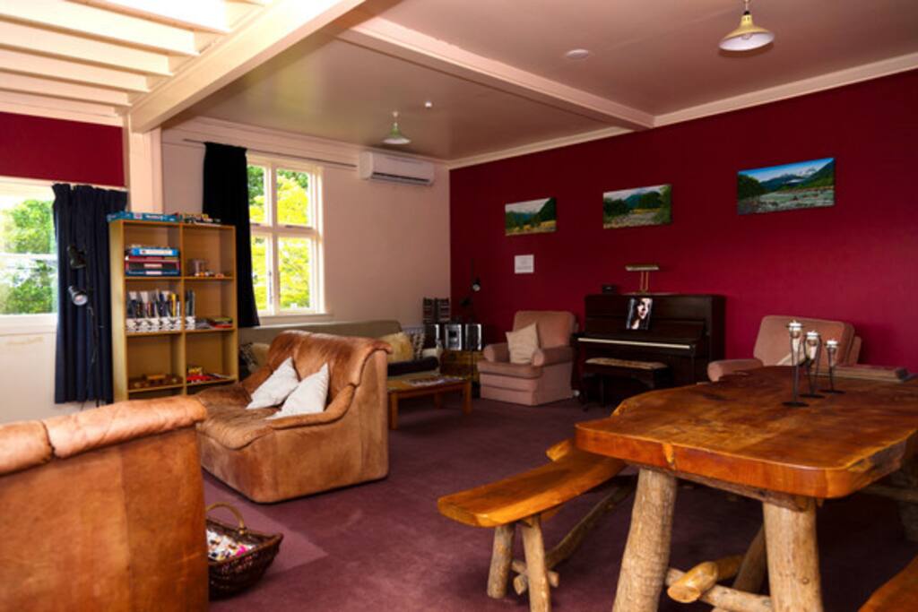 Large comfortable Lounge