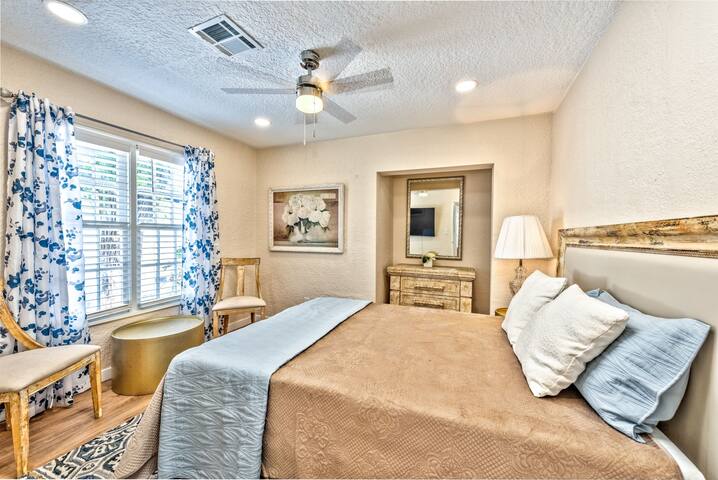 Cottage style home, close to Freemont St. gallery image 5