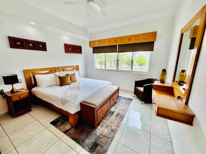 • Chumba kikuu cha kulala ( 2 )chenye bafu kamili
• Kitanda aina ya King Size  
• Kiyoyozi 
• Mwonekano usio na kifani kuelekea hoteli tena vallarta 
• Kabati lenye nafasi kubwa 
• kikausha nywele 
• Kifaa cha kujipambia chenye nafasi kubwa kwa ajili ya 
•Bafu na sabuni ya mwili 