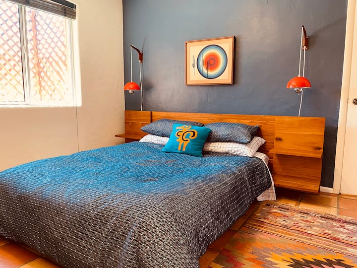 Kitanda cha malkia cha jukwaa la wasifu wa chini kilicho na godoro thabiti la wastani na sehemu ya juu ya povu la kumbukumbu ya inchi 3. 