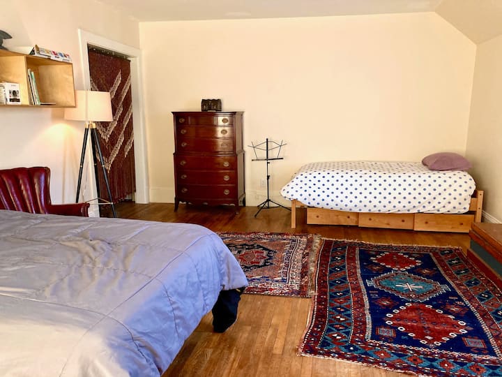 Det största sovrummet på andra våningen har en säng i full storlek plus en dubbelsäng. 