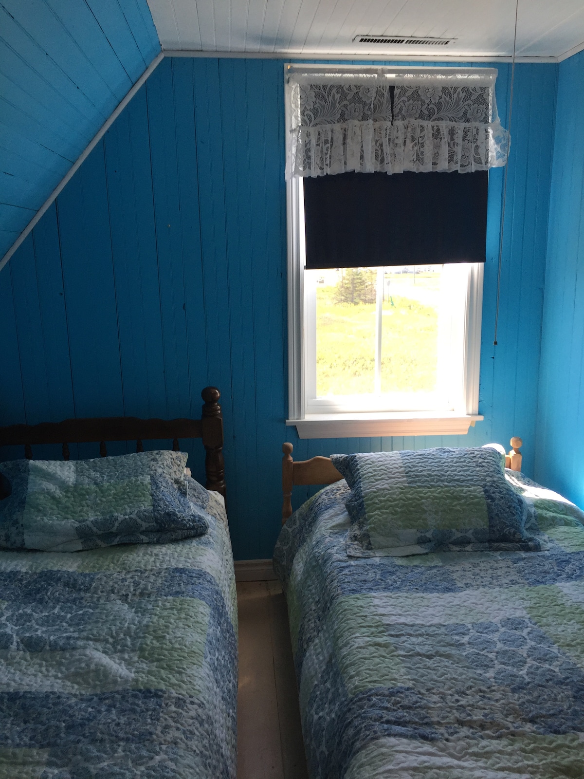 Chumba cha kulala cha bluu na vitanda viwili vya mtu mmoja