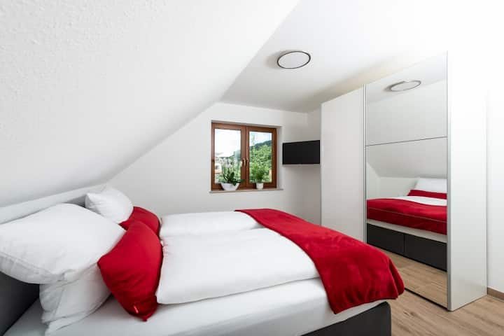 Camera da letto 1: letto a molle 1,80 X 2,00 m. Un lettino per bambini può essere fornito anche da noi.